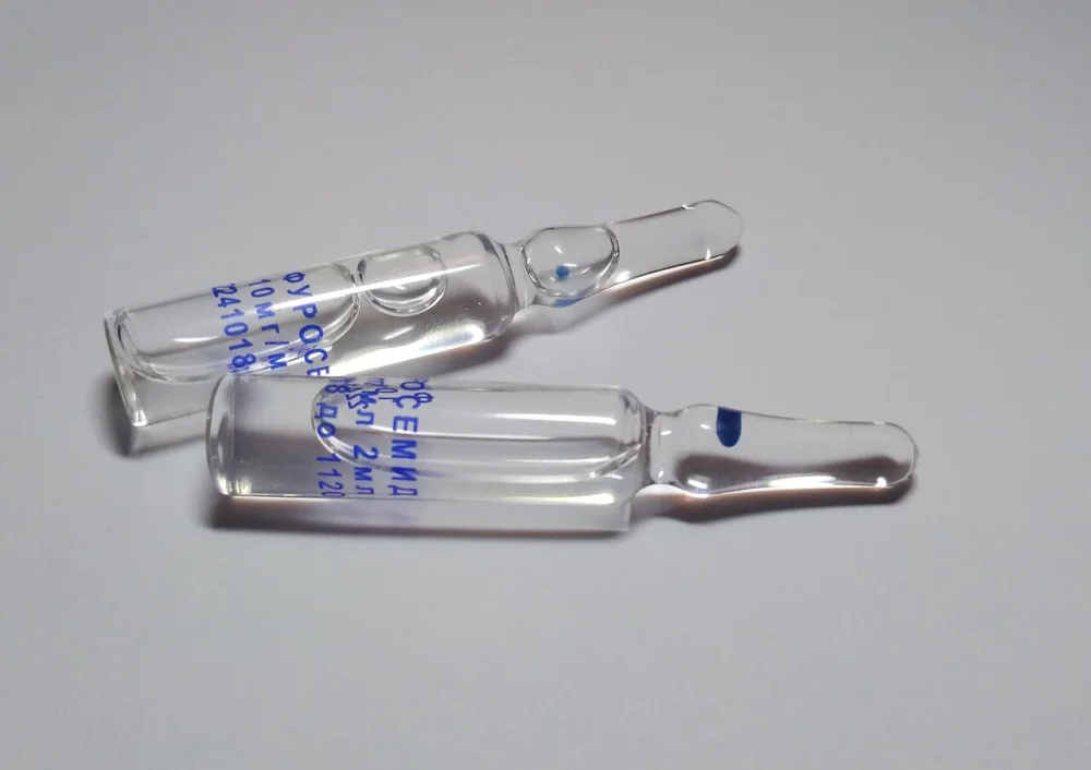 Zwei durchsichtige Glasampullen mit blauem kyrillischem Aufdruck des Wirkstoffs Furosemid, 10 mg/ml, 2 ml.
