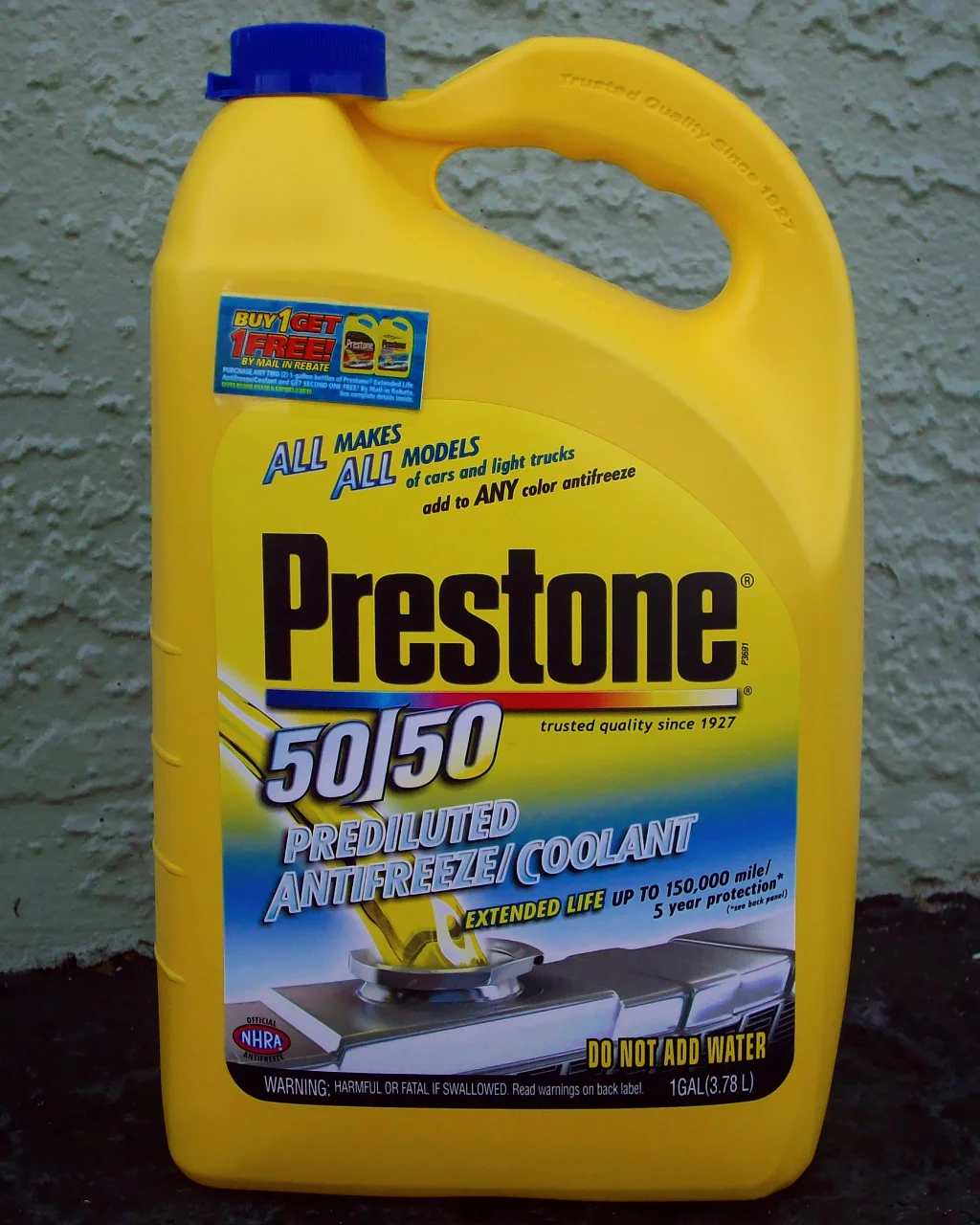 Gelber Kunststoffkanister mit der Aufschrift „Antifreeze/Coolant“ und dem Warnhinweis, dass Verschlucken gesundheitsschädlich oder tödlich sein kann.