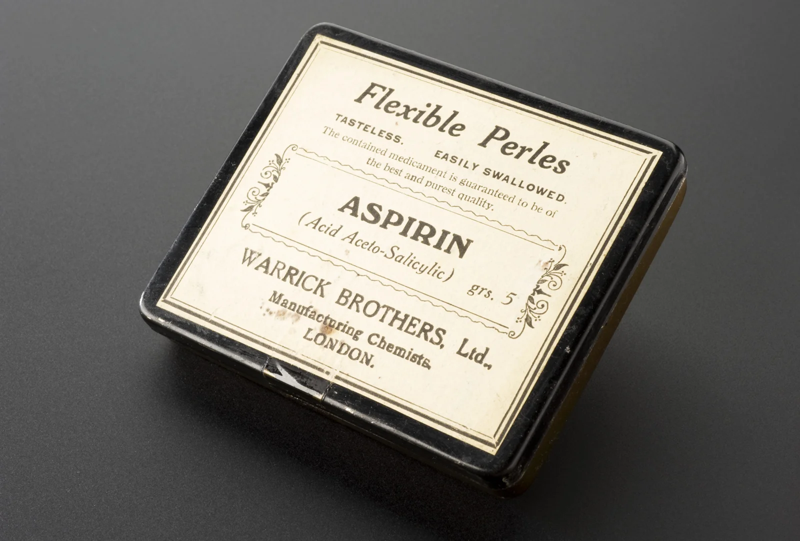 Historische Blechdose mit der Aufschrift Aspirin (Acid Aceto-Salicylic).