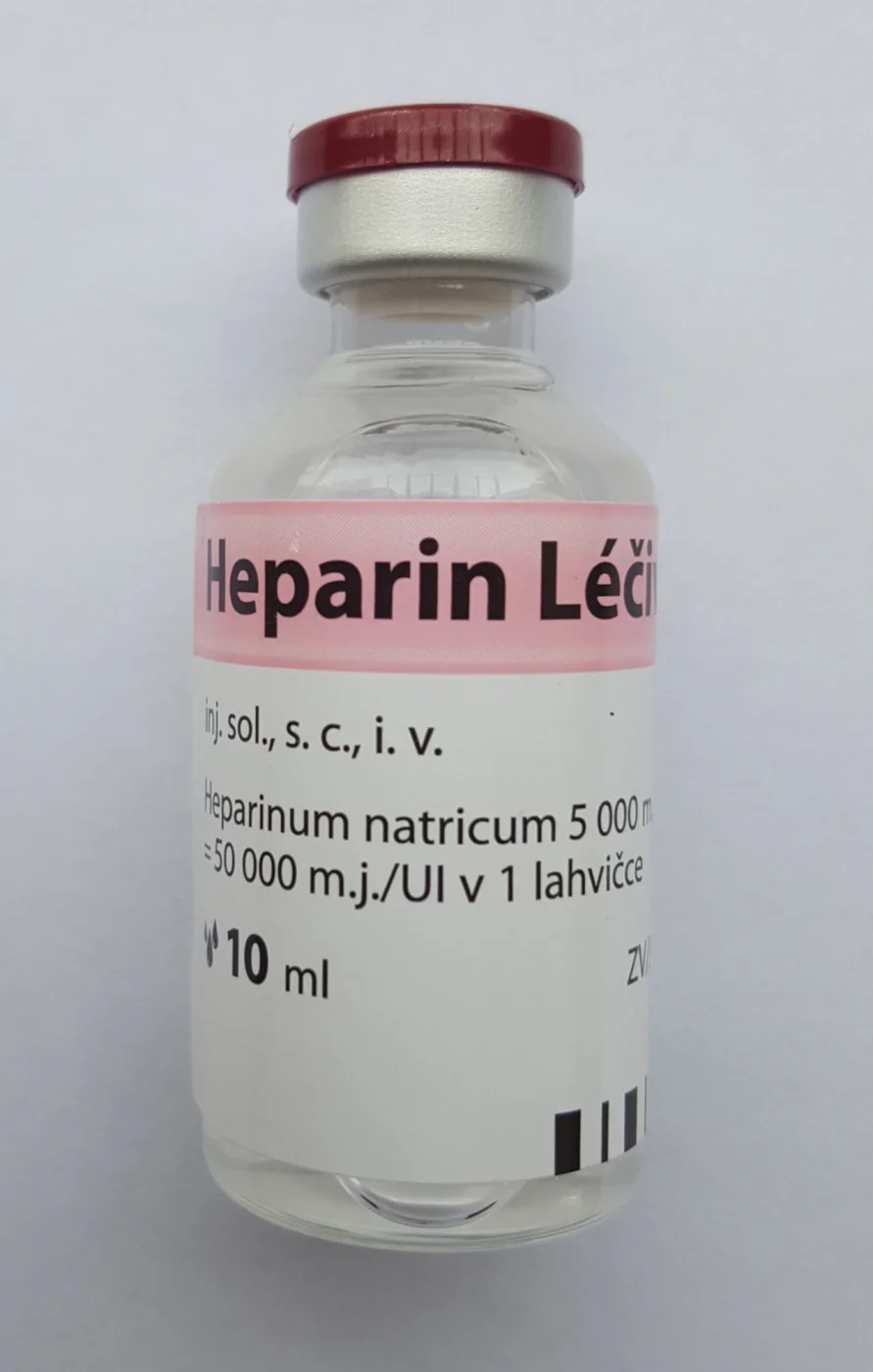 Durchstechflasche mit klarer Lösung und rotem Bördelkappenverschluss; Etikett: Heparinum natricum 5 000 Einheiten, 50 000 Einheiten in einer Flasche, 10 ml, s.c. und i.v.