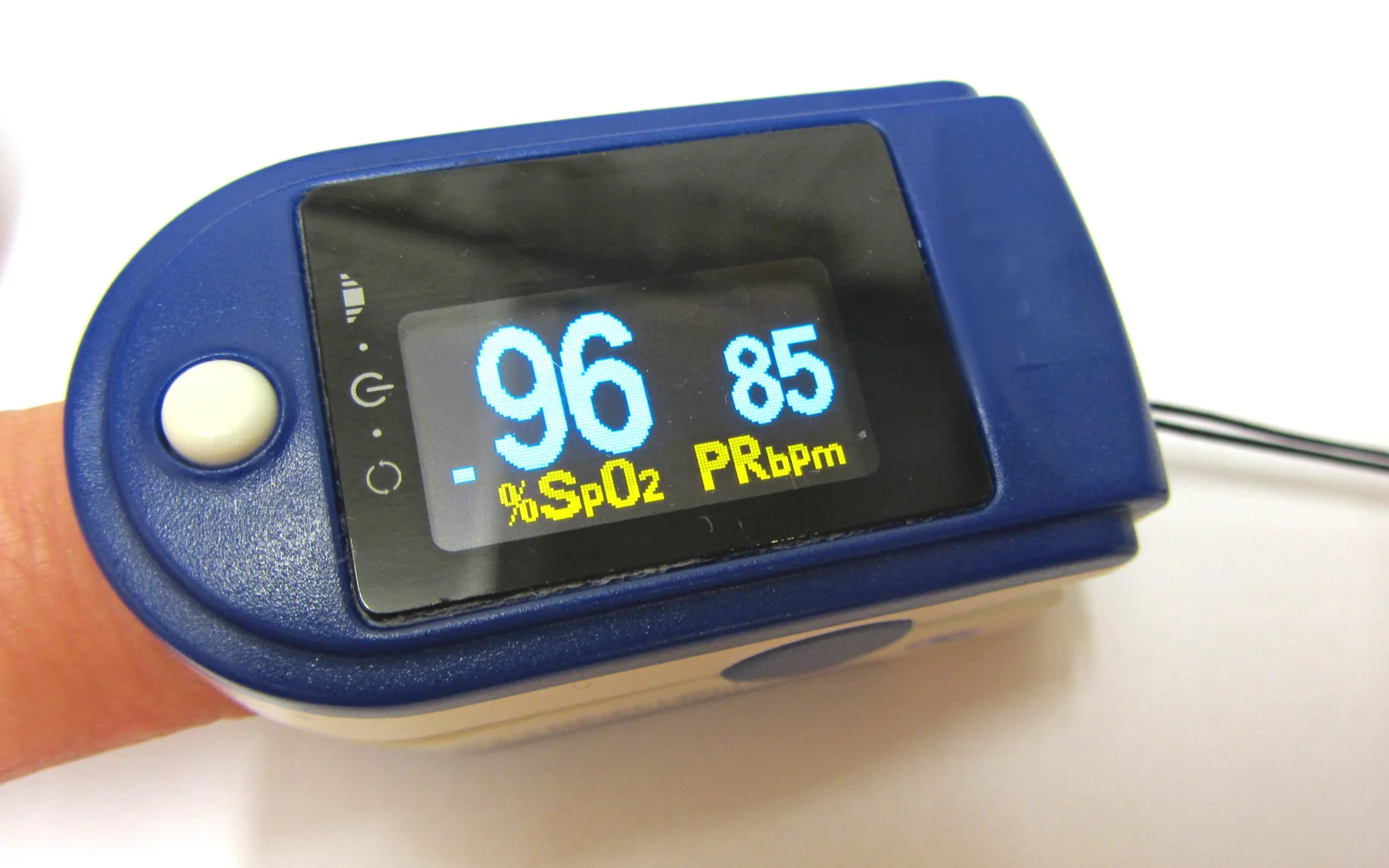Fingerpulsoxymeter am Finger mit Anzeige einer Sauerstoffsättigung von 96 Prozent und einer Pulsfrequenz von 85 pro Minute