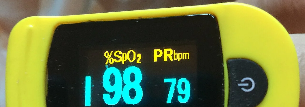 Anzeige eines Fingerpulsoxymeters: SpO₂ 98 %, Pulsfrequenz 79 pro Minute.