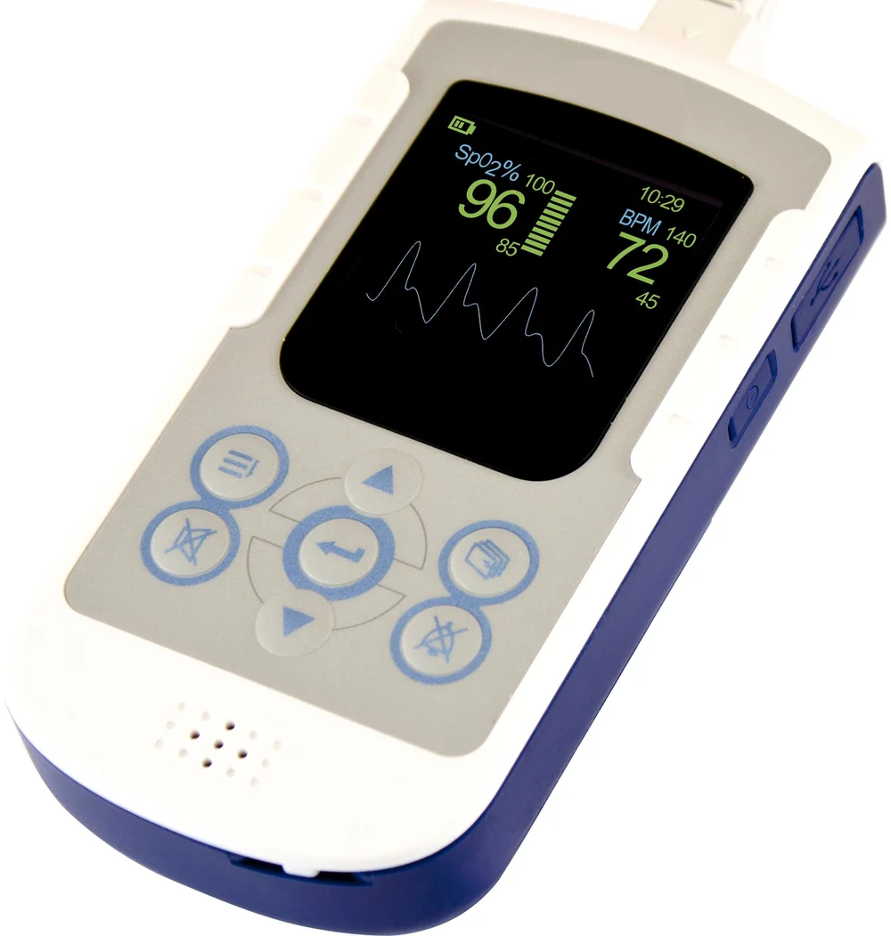Handpulsoxymeter mit Farbdisplay: SpO₂ 96 %, Pulsfrequenz 72 pro Minute, darunter eine Pulskurve; unter dem Display Bedientasten.