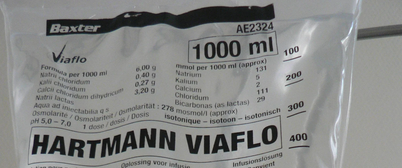Etikett eines 1.000-ml-Infusionsbeutels einer balancierten kristalloiden Lösung vom Hartmann-Typ mit der Zusammensetzung in mmol pro Liter: Natrium 131, Kalium 5, Calcium 2, Chlorid 111 und Laktat als Bikarbonatvorstufe 29, Osmolarität etwa 278 mosmol/l; daneben die Füllskala in Millilitern.