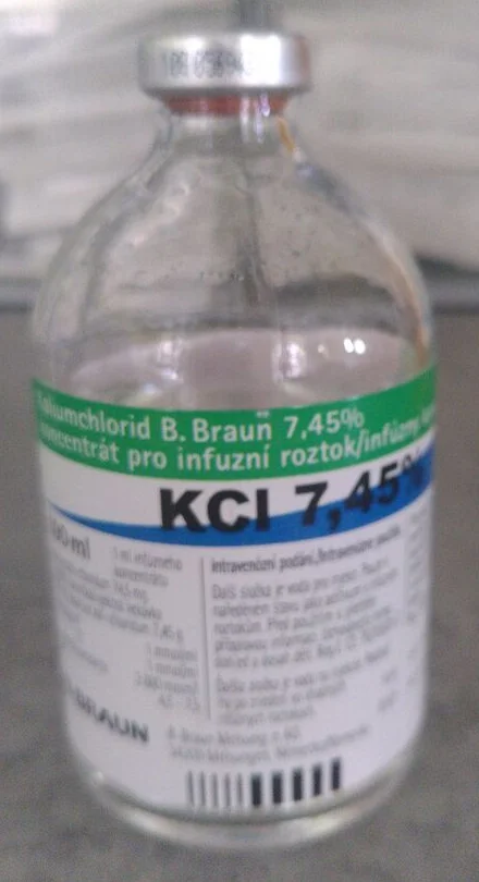 Durchstechflasche eines Kaliumchlorid-Konzentrats 7,45 Prozent zur Herstellung einer Infusionslösung mit grün-blauem Etikett.