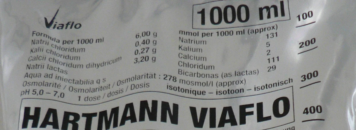 Foto eines Ausschnitts von einem 1000-ml-Infusionsbeutel mit Hartmann-Lösung: Aufgedruckt sind die Zusammensetzung in Gramm pro 1000 ml und in mmol pro 1000 ml – Natrium 131, Kalium 5, Calcium 2, Chlorid 111, Bicarbonat als Lactat 29 –, eine Osmolarität von etwa 278 mosmol/l, der Hinweis isotonisch sowie eine Volumenskala am Rand.